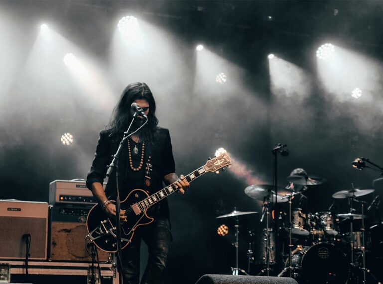 Indie folk music and festivals in the digital age: new opportunities and challenges